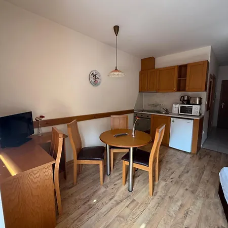 Royal Plaza Sleeps 4 Prime Location, Distance To Lift - 50m *